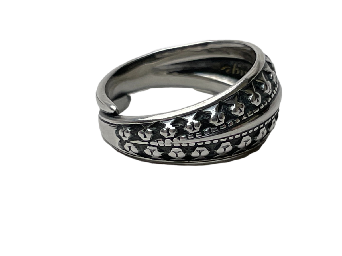 925 Sterling silver 'Saga' ring by David Andersen. Product specifications: Size: L / 5¾. Photo of ring seen from the side with ring front facing right.