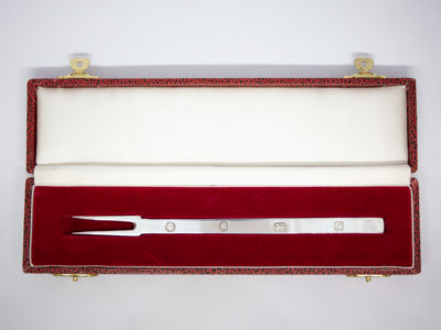 Modern cased sterling silver pickle fork. Very elegant and sturdy solid sterling silver pickle fork in a lovely case. Fully hallmarked to the handle for Sheffield assay c1989 and made by Francis Howard LTD. (Would make a great chip fork as well!) Fork measures 175mm long and weighs 41.5gms. Main photo of fork displayed inside its case with red velvet lining.