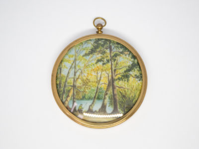 Hand-painted miniature with brass frame. Lovely hand-painted miniature of a man fishing by the river under the trees and a second person asleep. Wonderful detail to this piece of art. Measures 75mm in diameter. Drop length from top of bail measures 92mm. Main photo of picture laid on a flat surface with bail hook to the top of picture.
