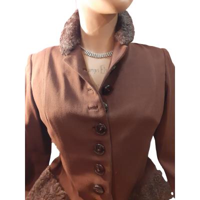 1940s Brown Fitted Jacket size 8 or small 10. In excellent condition except for hole on the right by third button from bottom. Close up photo of the upper area of jacket from waist up and seen from front.