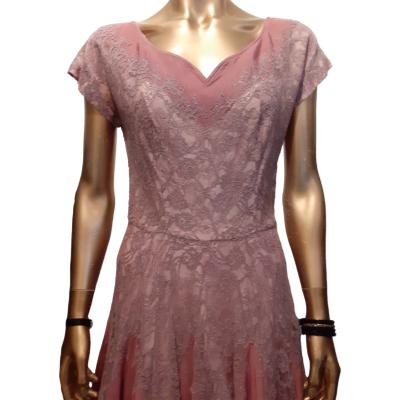 1950s Dusky Pink taffeta and lace cocktail dress. Full skirt with lace detail, sweetheart neckline and cap sleeves. Excellent condition no faults. Todays size 10 or small 12. Photo of the upper half of dress seen from the front.