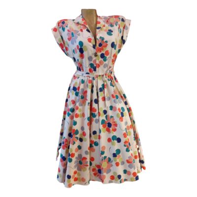 1950s seersucker cotton dress, full skirt, zip front with flattering turned cap sleeves. Very quirky balloon print and tie belt. Size 12/14. Main photo showing full dress from the front displayed on a mannequin.