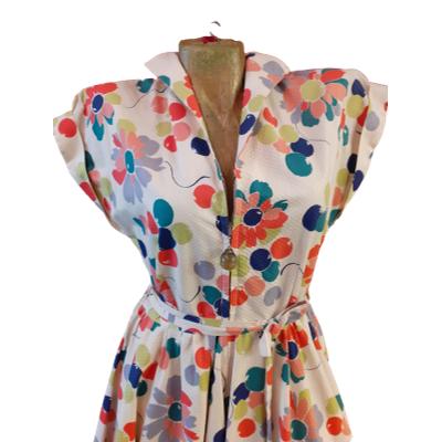 1950s seersucker cotton dress, full skirt, zip front with flattering turned cap sleeves. Very quirky balloon print and tie belt. Size 12/14. Close up photo of the top of dress from waist up.