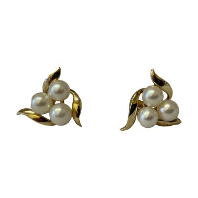 9 karat gold screw-back stud earrings with pearls. Pretty pair of stud earrings each set with 3 pearls. Screw-back fastening gives added security as well as holding earrings in place. Hallmarked to the stud posts and butterflies. The posts are a little misshapen but the screw fastening is not affected & remains secure. Measures approximately 20mm to each of the 3 sides. Main photo of the earrings shown side by side on a flat surface with earring fronts facing forward.
