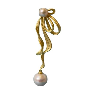 Akoya pearl earrings on gilt silver. Beautiful 18 karat gold plated sterling silver earrings with Akoya freshwater pearls. Lovely design in the style of gold ribbons and accentuated with a large pearl at the ends and smaller pearl at the top 'gathered ribbon' area. Drop length 55mm and 17mm at widest. Close up photo of one of the earrings.